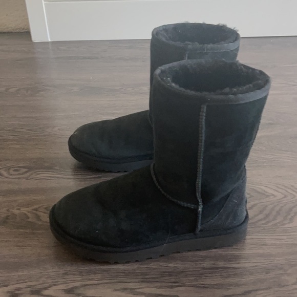 Black short Ugg’s - Picture 4 of 5